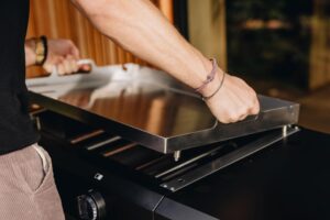 Enders AMARO 2 Plancha Gasgrill, 2 Edelstahlbrenner, Edelstahl-Plancha, Haube und Ablagefach – Bild 6